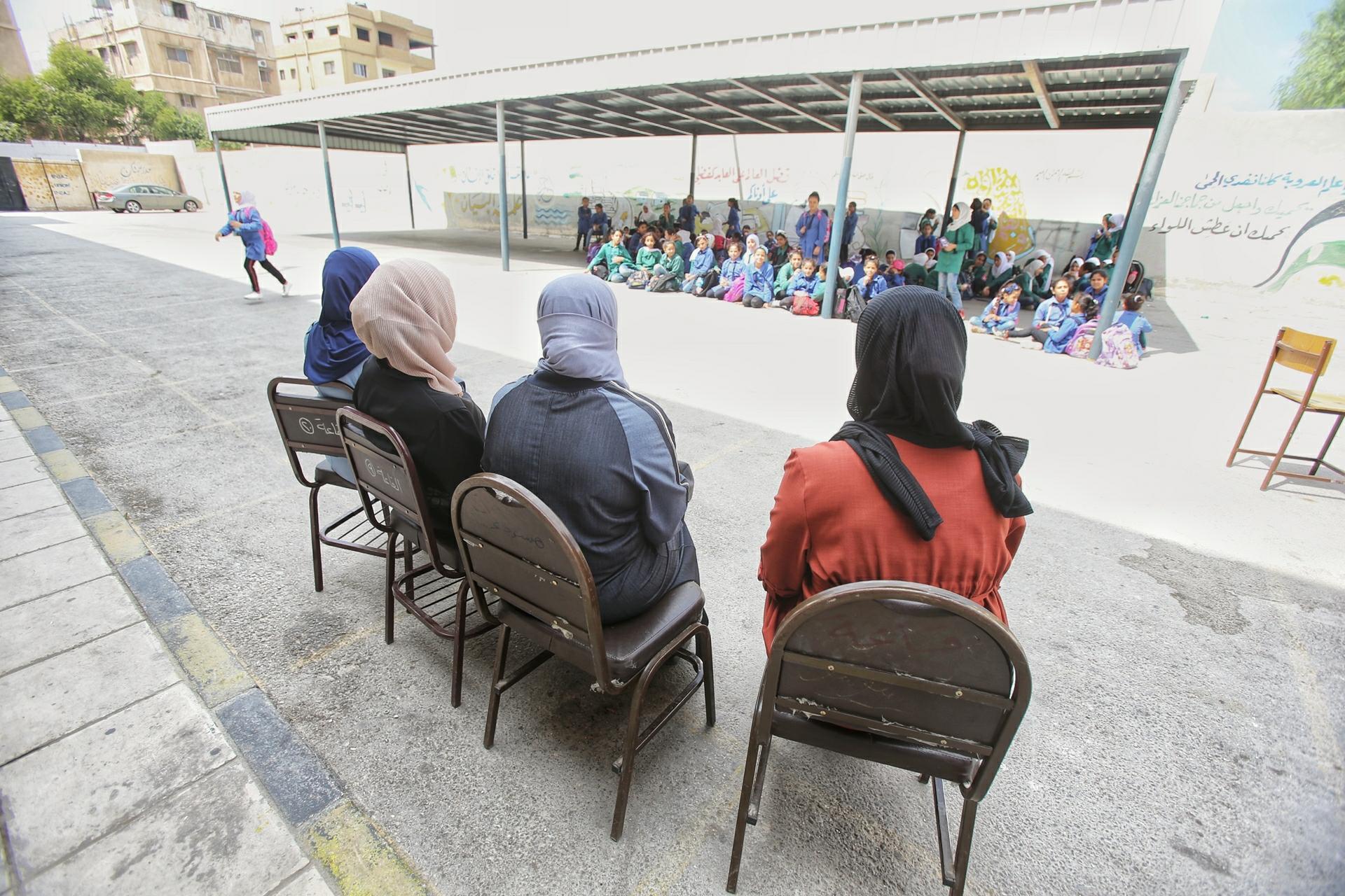 معلمات وطالبات خارج الغرف الصفية خلال إضراب المعلمين. (صلاح ملكاوي/ المملكة)