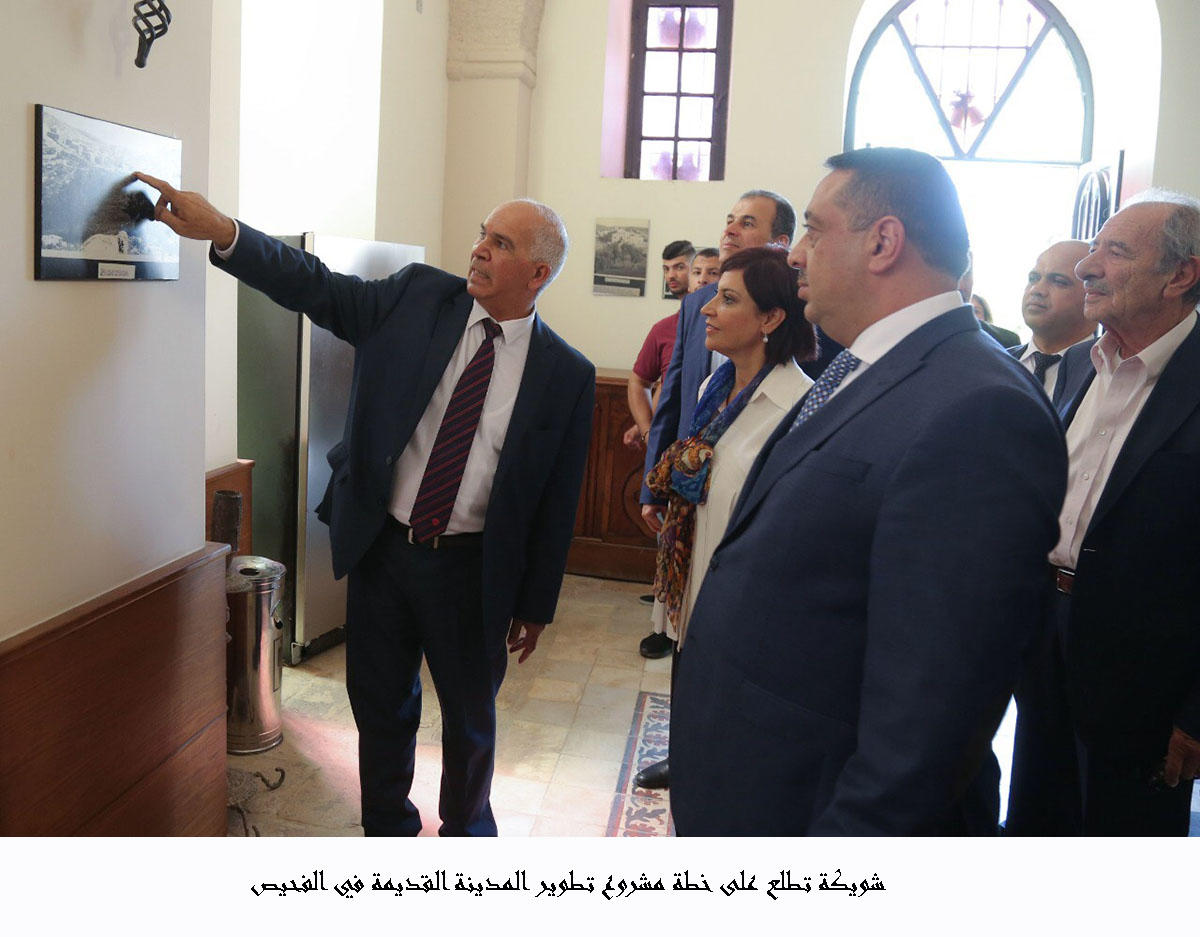وزيرة السياحة والآثار مجد شويكة، خلال زيارتها لمدينة الفحيص. (بترا)