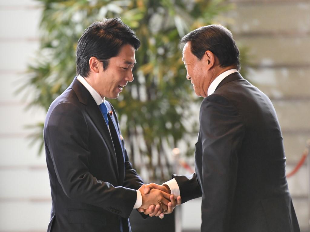 وزير البيئة المعين حديثا في اليابان جونيشيرو كويزومي (يسار) أثناء وصوله إلى المقر الرسمي لرئيس الوزراء في طوكيو. 11 سبتمبر 2019. (أ ف ب)