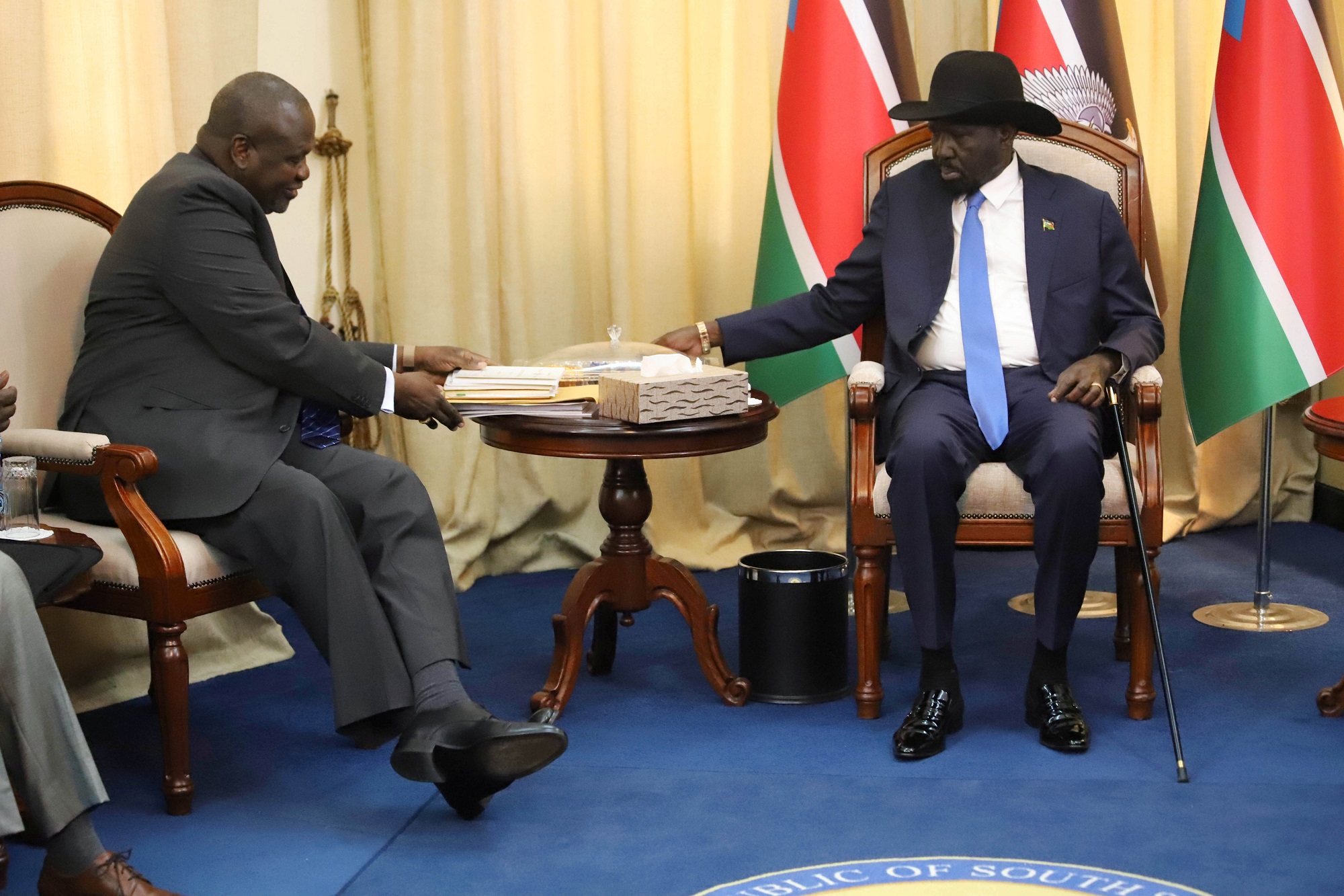 رئيس جنوب السودان سلفا كير (يمين) وزعيم المتمردين ريك مشار قبل اجتماعهما في جوبا جنوبي السودان. 11 سبتمبر 2019.  سمير باول. رويترز