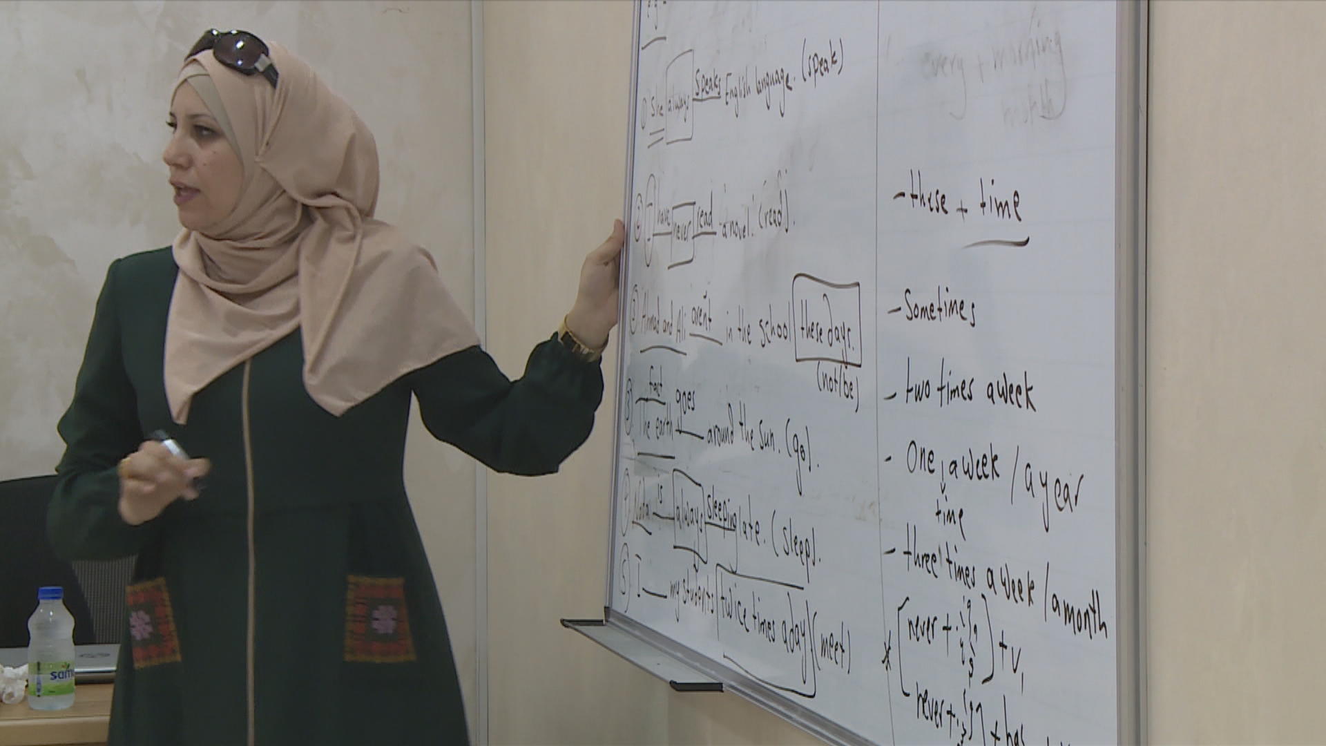 معلمة متطوعة لتدريس طلبة ثانوية عامة في العقبة، في ظل استمرار إضراب المعلمين. (المملكة)