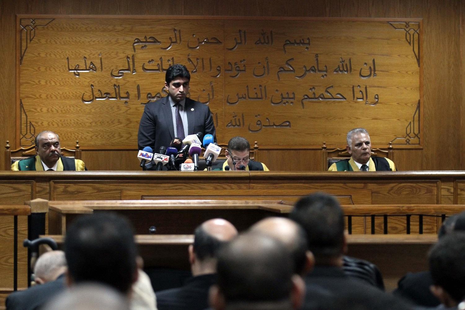 جانب من جلسة لمحكمة حكمت بالسجن المؤبد على 11 قياديا في جماعة الإخوان المسلمين، 11 أيلول/سبتمبر 2019. (خالد كامل/أ ف ب) 
