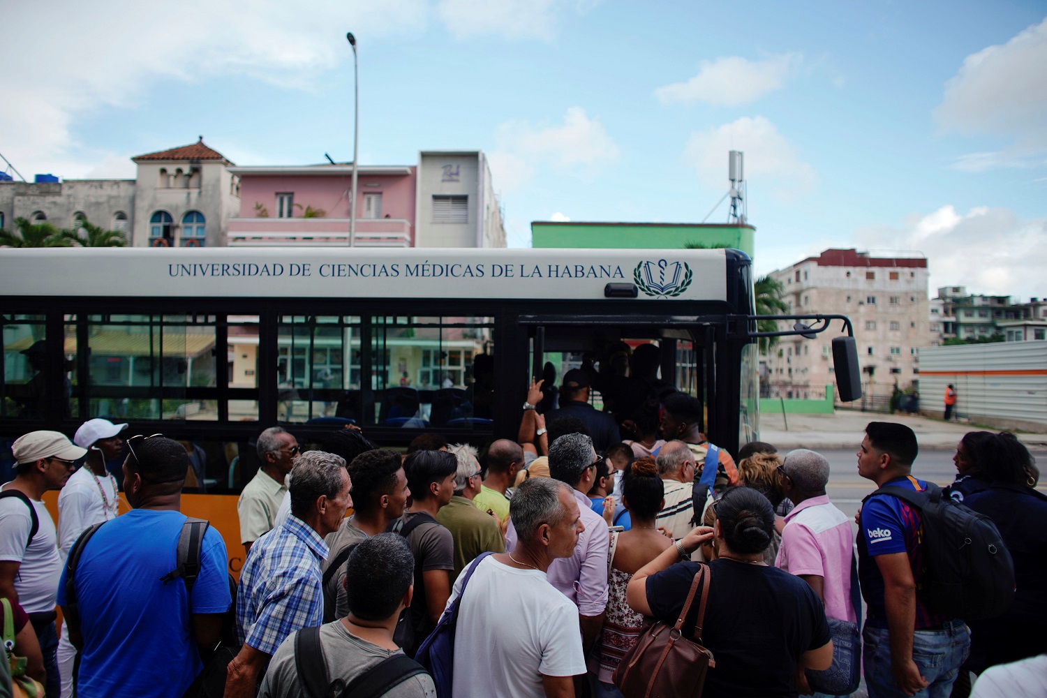 أكّد العديد من سكان هافانا أن حالة من الفوضى تسود الشوارع حيث يسير عدد ضئيل للغاية من حافلات النقل المشترك وسيارات الأجرة. أ ف ب