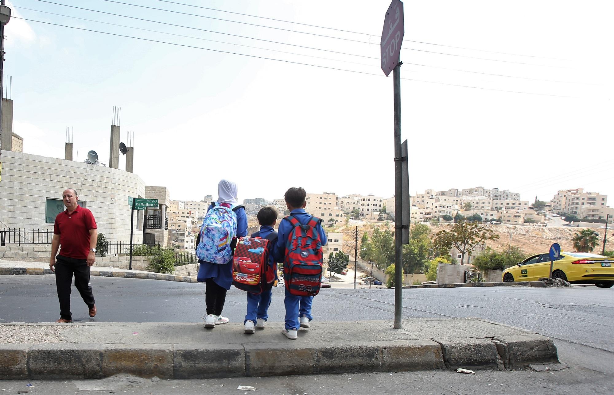 طلاب في طريقهم إلى المدرسة خلال فترة إضراب المعلمين. (صلاح ملكاوي/ المملكة)