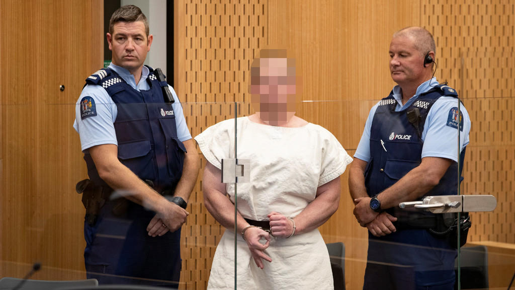 المتهم برينتون تارنت أثناء مثوله أمام محكمة مقاطعة كرايست شيرش في نيوزيلندا (الوجه مغطى من المصدر) .16 مارس 2019 .(رويترز)