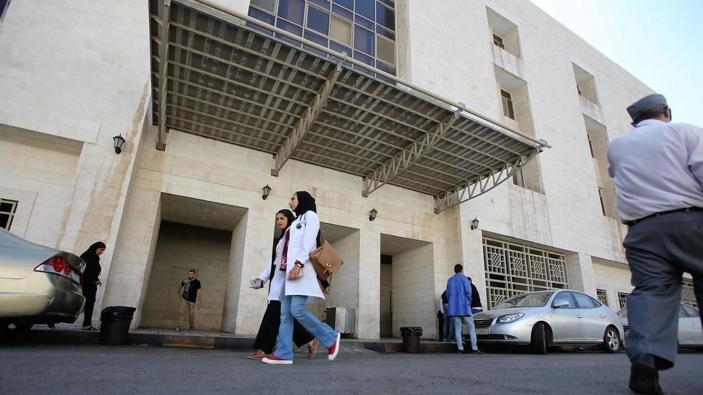 طبيبتان تسيران أمام إحدى بوابات مستشفى البشير. (صلاح ملكاوي/ المملكة)