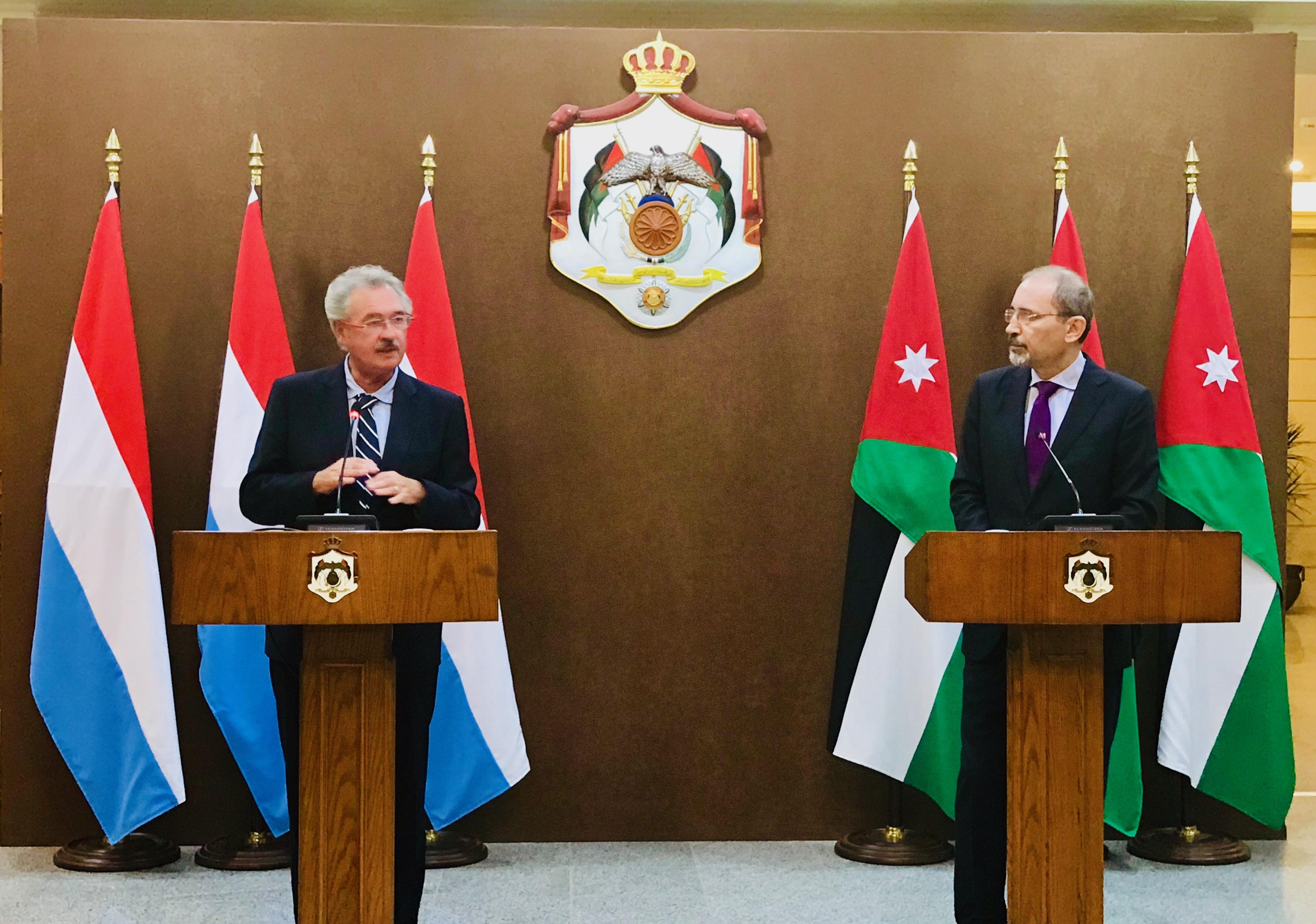 وزير الخارجية وشؤون المغتربين أيمن الصفدي خلال مؤتمر صحفي مع وزير الخارجية والشؤون الأوروبية ووزير اللجوء والهجرة في لوكسمبورغ جان أسيلبورن. (صلاح ملكاوي/ المملكة)