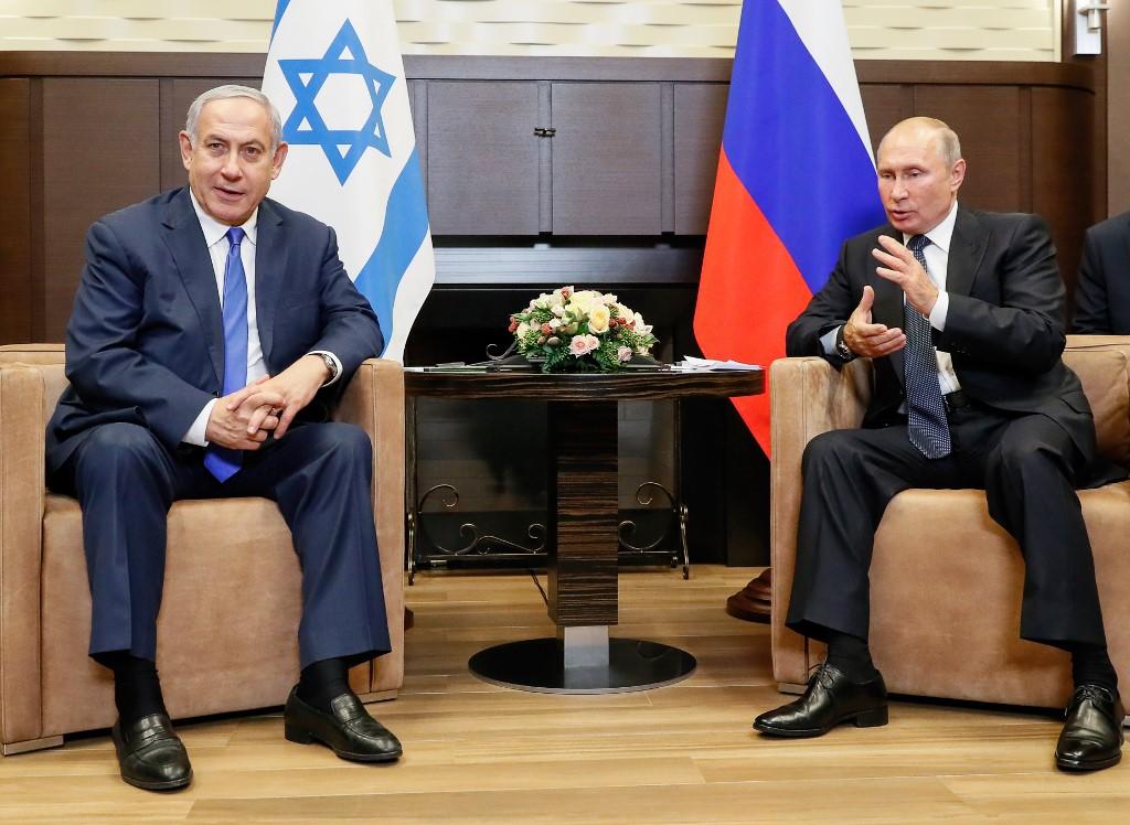  يتحدث الرئيس الروسي فلاديمير بوتين (إلى اليمين) مع رئيس الوزراء الإسرائيلي بنيامين نتنياهو خلال اجتماع في مقر إقامة بوشاروف روشي في سوتشي. 12 سبتمبر 2019. شامل زوماتوف / أ ف ب 