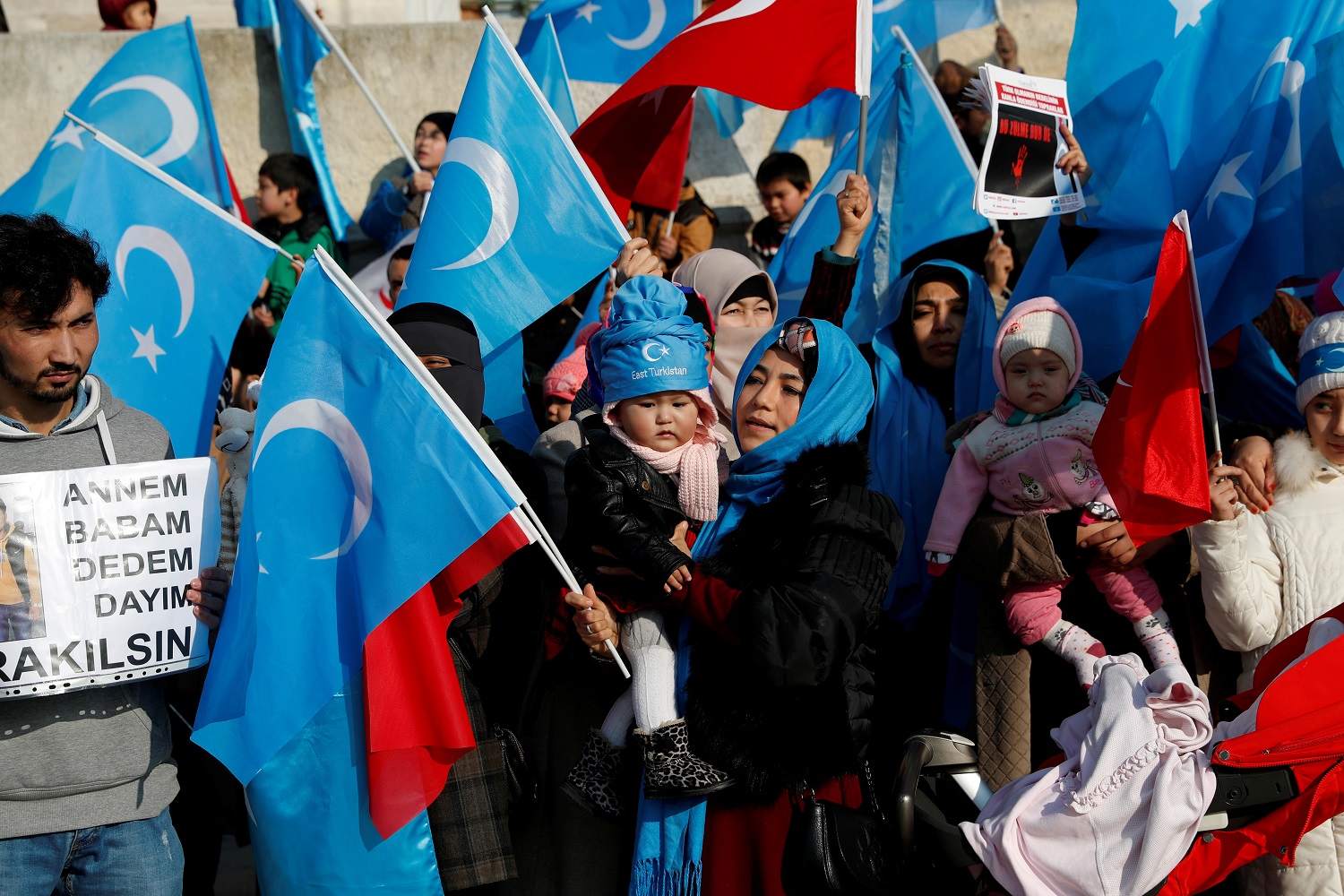 مسلمو الأويغور يتظاهرون أمام مسجد الفاتح في اسطنبول تعبيرا عن رفضهم لسياسات الدول الصينية تجاههم، 28 كانون أول/ديسمبر 2018. (رويترز)