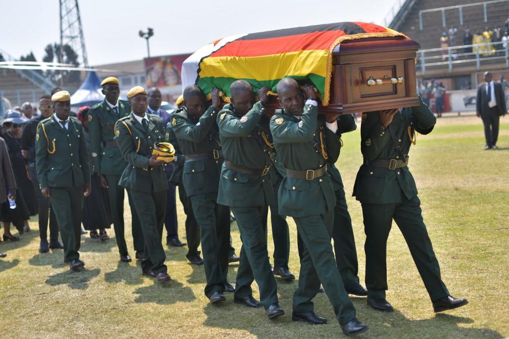 جنود يحملون نعش الرئيس السابق لزيمبابوي روبرت موغابي . 13 سبتمبر 2019. توني كارومبا / أ ف ب