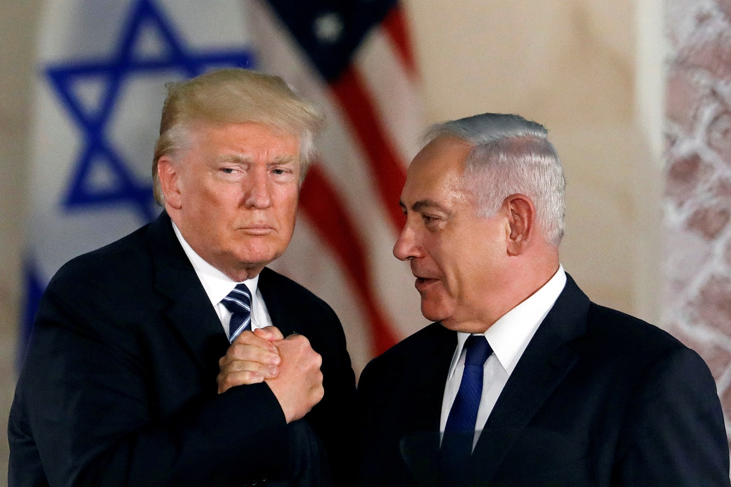 الرئيس الأميركي دونالد ترامب(يسار) ورئيس الوزراء الإسرائيلي بنيامين نتنياهو(يمين).23 مايو 2017. (رويترز) / رونين زفولون 