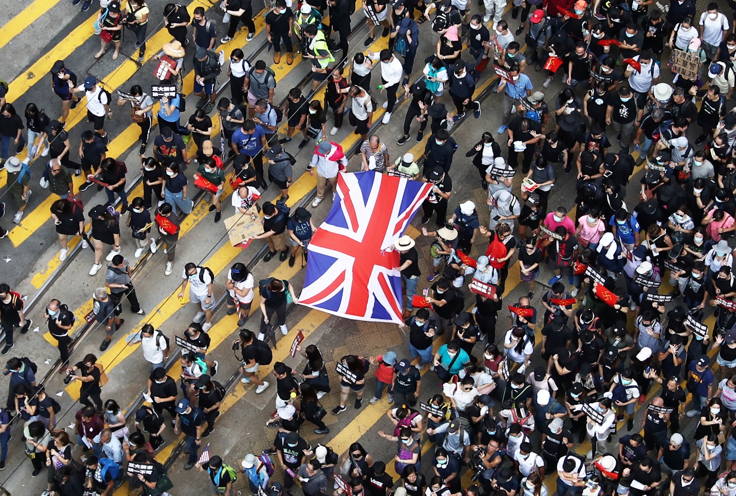 محتجون في هونغ كونغ يحملون العلم البريطاني ويرددون النشيد الوطني البريطاني للضغط على الحكومة الصينية، 15 أيلول/سبتمبر 2019. رويترز 