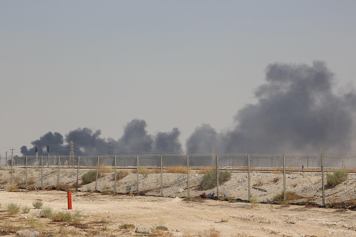 تصاعد الدخان من منشأة نفط أرامكو في بقيق على بعد 60 كيلومترا جنوب غربي الظهران في المنطقة الشرقية في السعودية، 14 أيلول/سبتمبر 2019. (أ ف ب)
