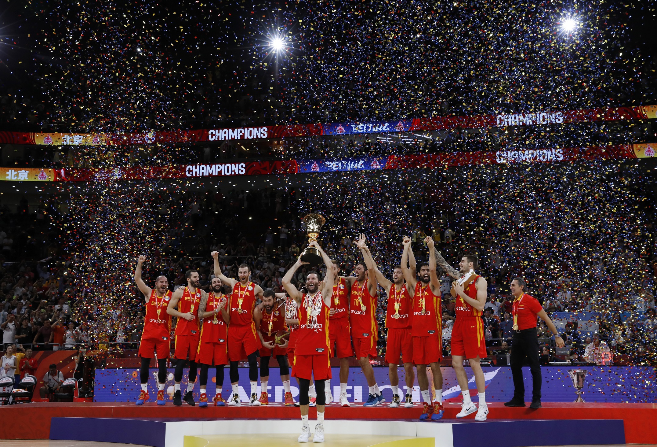 المنتخب الإسباني متوجاً بكأس العالم لكرة السلة. (رويترز)
