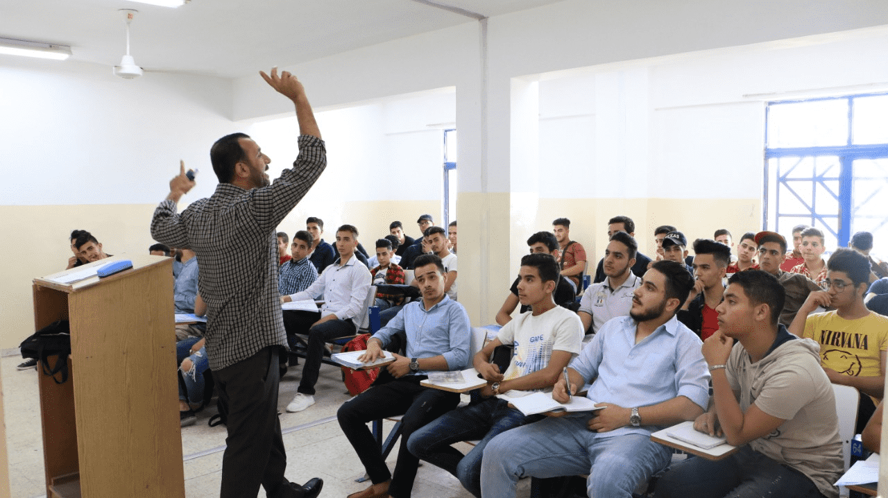 حصة في مبادرة تدريس مجانية لطلاب توجيهي في جامعة الزرقاء