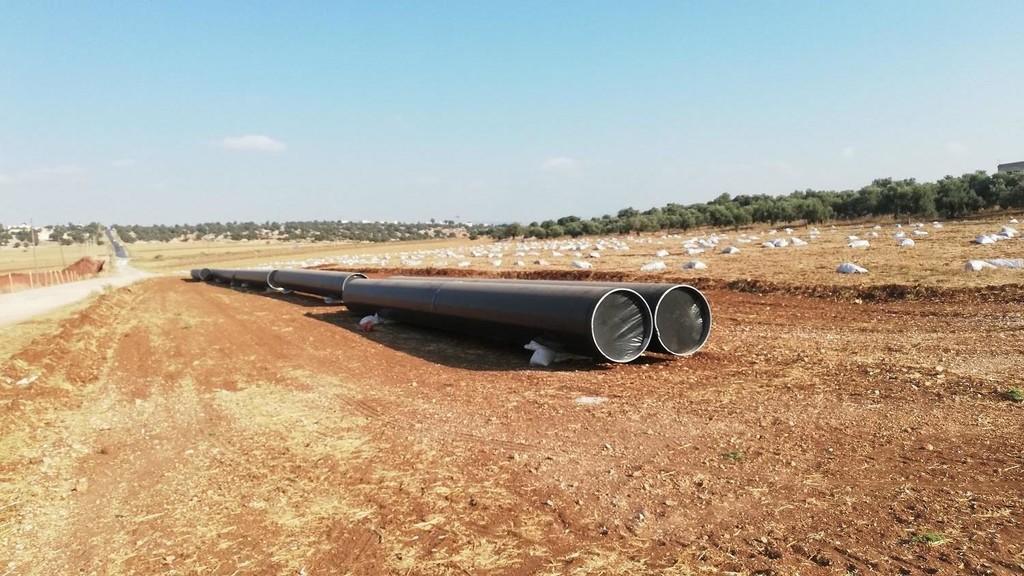 الصورة من قرية مخربا غربي محافظة إربد، وتظهر الأنابيب التي سيتم استخدامها لنقل الغاز المستورد من إسرائيل إلى الأردن، 8 أغسطس 2018. (المملكة)