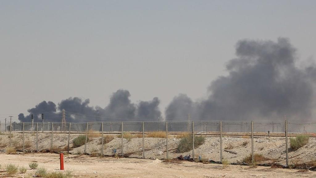 تصاعد الدخان من منشأة نفط أرامكو في بقيق على بعد 60 كيلومترا جنوب غربي الظهران في المنطقة الشرقية في السعودية، 14 أيلول/سبتمبر 2019. (أ ف ب)