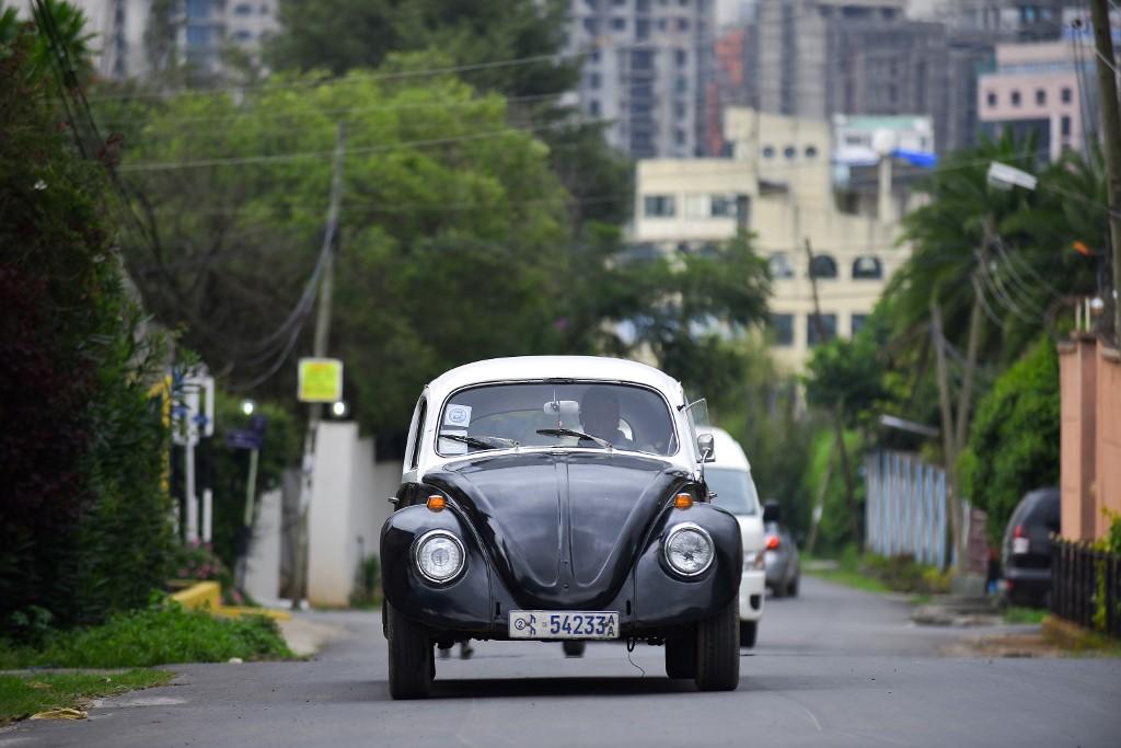إثيوبي يقود سيارة فولكسفاجن خنفساء في شارع في العاصمة الإثيوبية أديس أبابا، 2 أيلول/سبتمبر 2019. (أ ف ب)