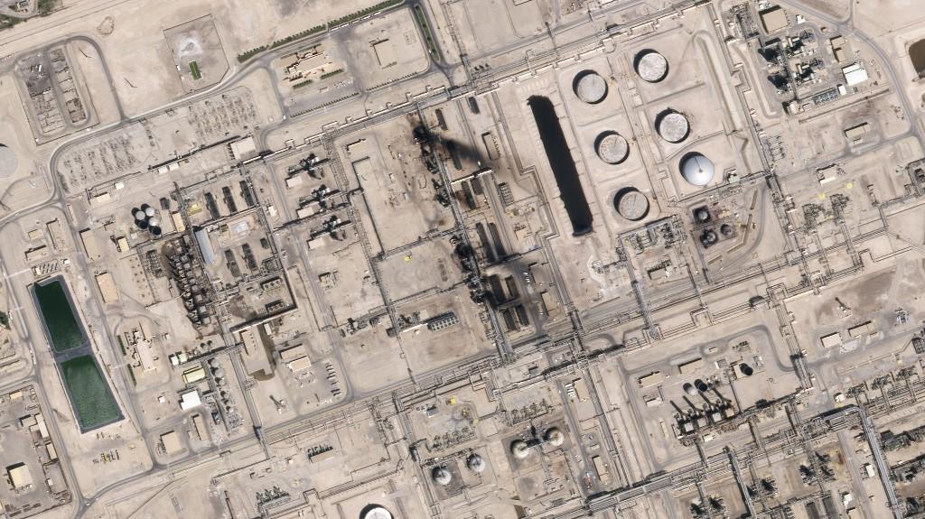 صورة الأقمار الصناعية تظهر الأضرار التي لحقت بالبنية التحتية لمعملي نفط في السعودية. 16 سبتمبر 2019. (أ ف ب)