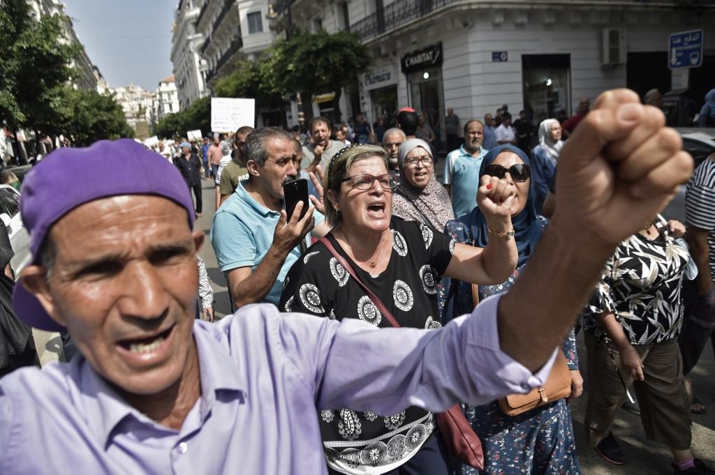 متظاهرون جزائريون خلال مشاركتهم في مسيرة في شوارع العاصمة الجزائر، 17 أيلول/سبتمبر 2019. (رياض كرمي/أ ف ب) 