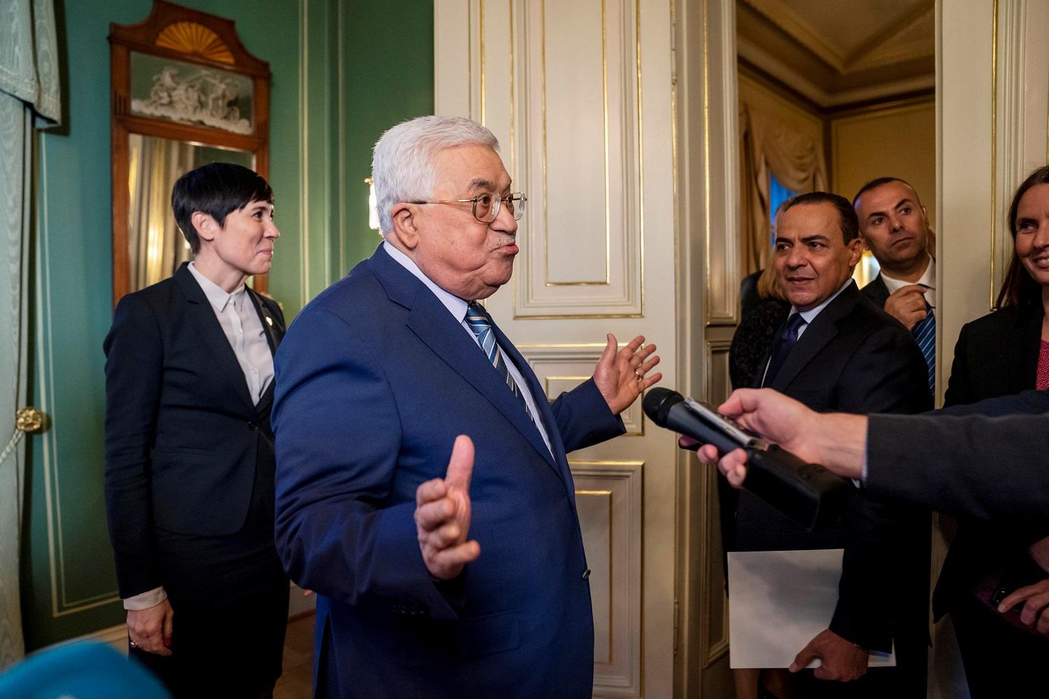 قال عباس للصحفيين ردّاً على سؤال بشأن أي حكومة إسرائيلية مقبلة يفضّل، موقفنا هو ضدّ نتنياهو. (رويترز)