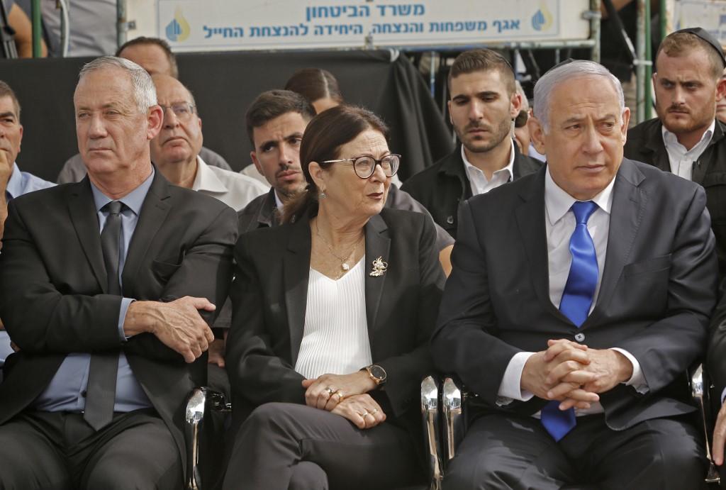 رئيس الوزراء الإسرائيلي بنيامين نتنياهو (يمين) مع زعيم حزب أزرق وأبيض بيني غانتز (يسار). 19 سبتمبر 2019.. (أ ف ب)