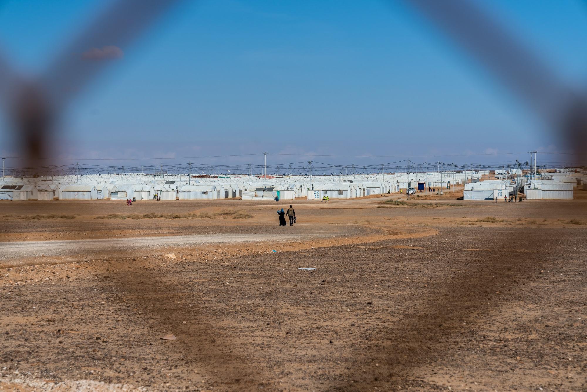 بيوت جاهزة داخل مخيم للاجئين السوريين في الأزرق شرقي الأردن. (shutterstock)