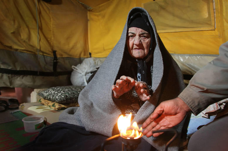 سيدة مسنة تسكن في مخيم خان دنون للاجئين الفلسطينيين في سوريا. (تغريد محمد/أونروا)