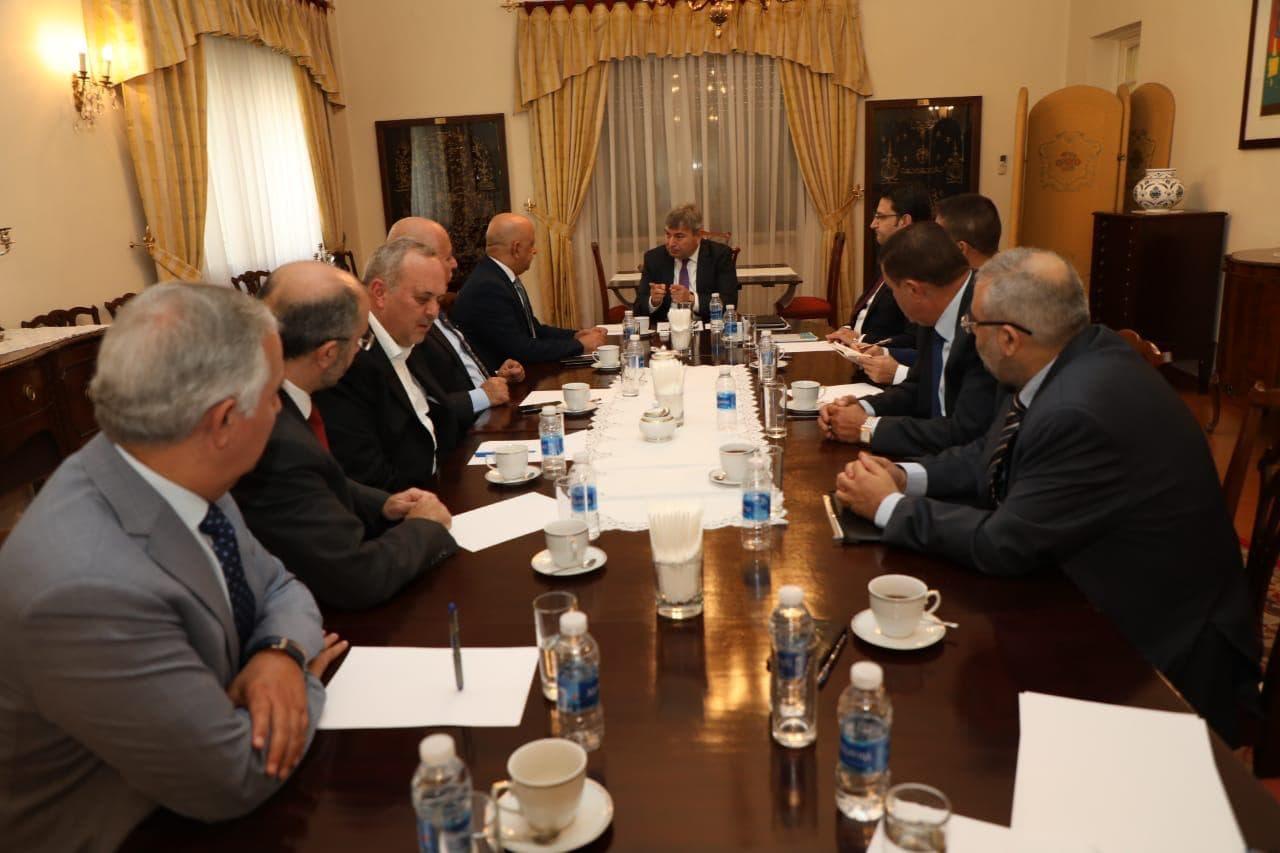 مجلس إدارة غرفة تجارة عمّان خلال لقائه سفير تركيا في الأردن مرات كراجوز. (غرفة تجارة عمان)