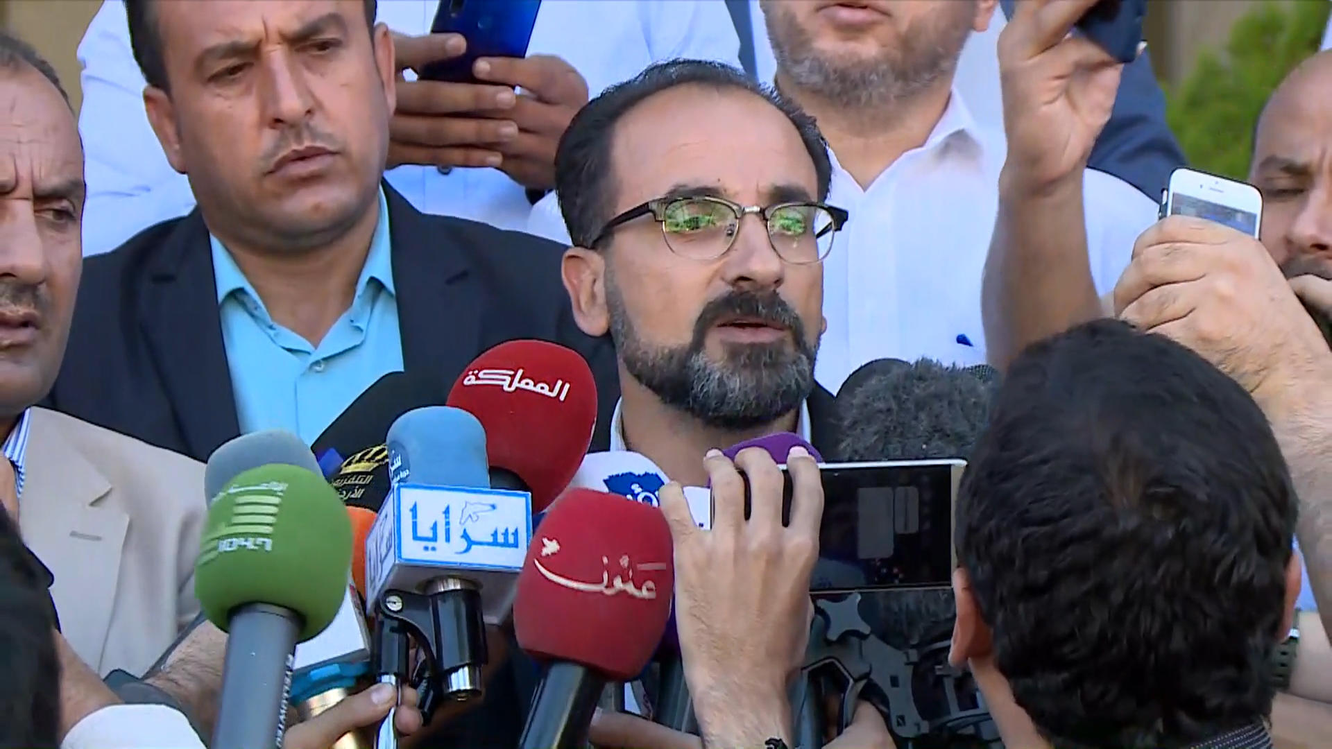 الناطق الإعلامي باسم نقابة المعلمين، نور الدين نديم، يتحدث لصحفيين، بعد اجتماع باللجنة الوزارية الفنية، 28 أيلول/سبتمبر 2019. (المملكة)