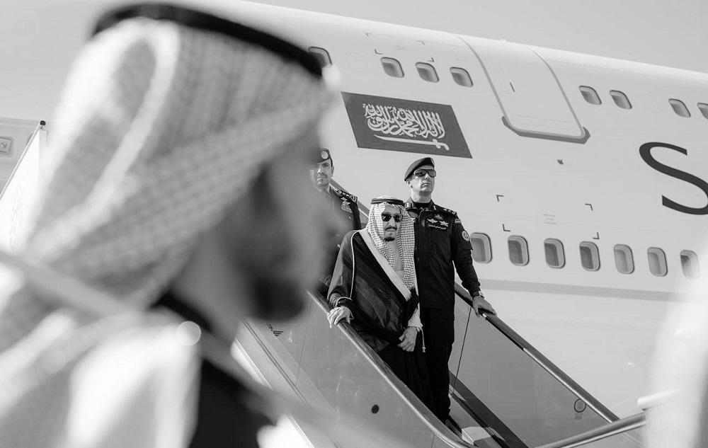 صورة أرشيفية للملك سلمان بن عبد العزيز وإلى يساره حارسه الشخصي. (مكتب ولي العهد السعودي)