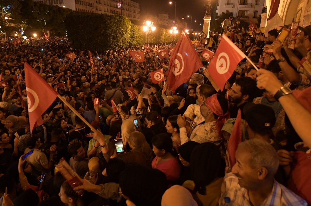 تونسيون يحتفلون بفوز قيس سعيد في العاصمة تونس .13 أكتوبر 2019. 