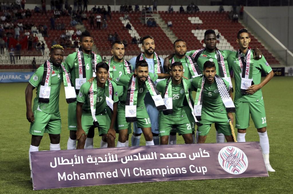 لاعبو فريق الرجاء المغربي يلتقطون صورة قبل مباراتهم مع الفريق الفلسطيني هلال القدس في ملعب فيصل الحسيني في مدينة الرام بين القدس ورام الله .3 أكتوبر 2019. أ ف ب