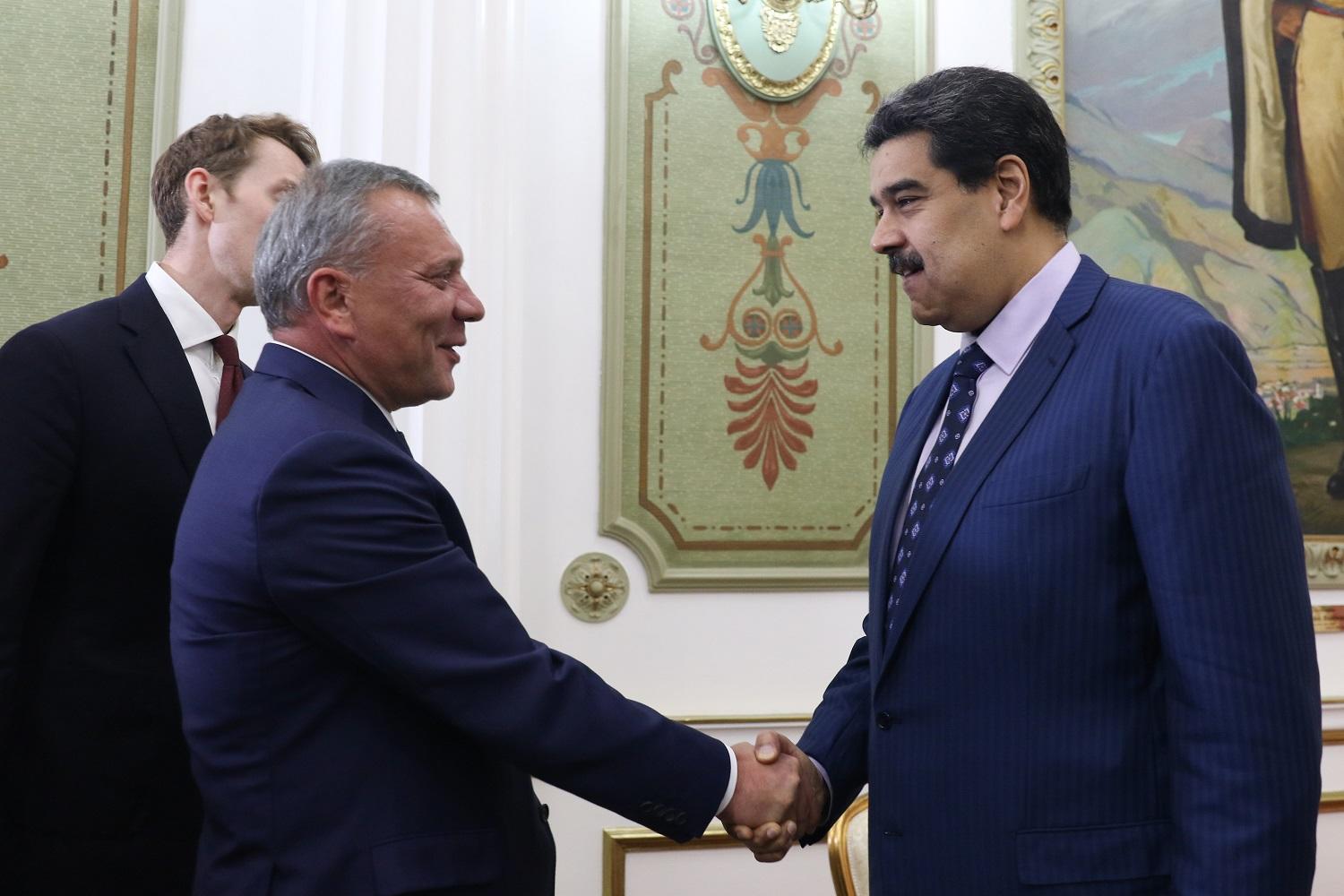 اجتماع نائب رئيس وزراء روسيا يوري بوريسوف، مع الرئيس الفنزويلي نيكولاس مادورو. (أ ف ب) 