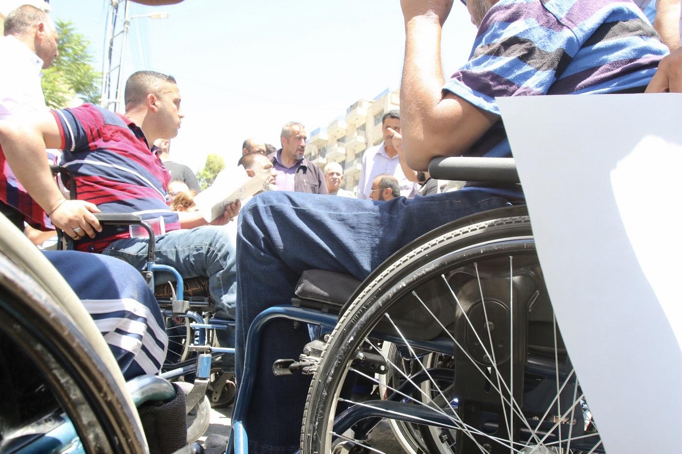 وقفة احتجاجية نظمها أشخاص ذوو إعاقة أمام مبنى وزارة المالية. حزيران 2019. (صلاح ملكاوي/المملكة)