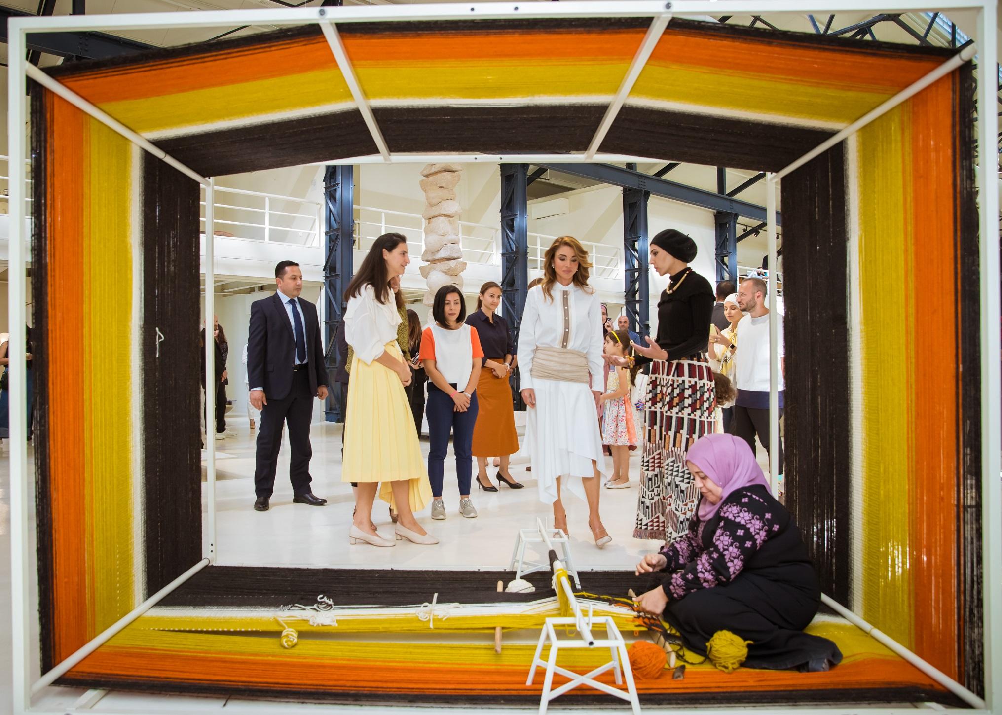  الملكة رانيا خلال حضورها أسبوع عمّان للتصميم. (بترا)