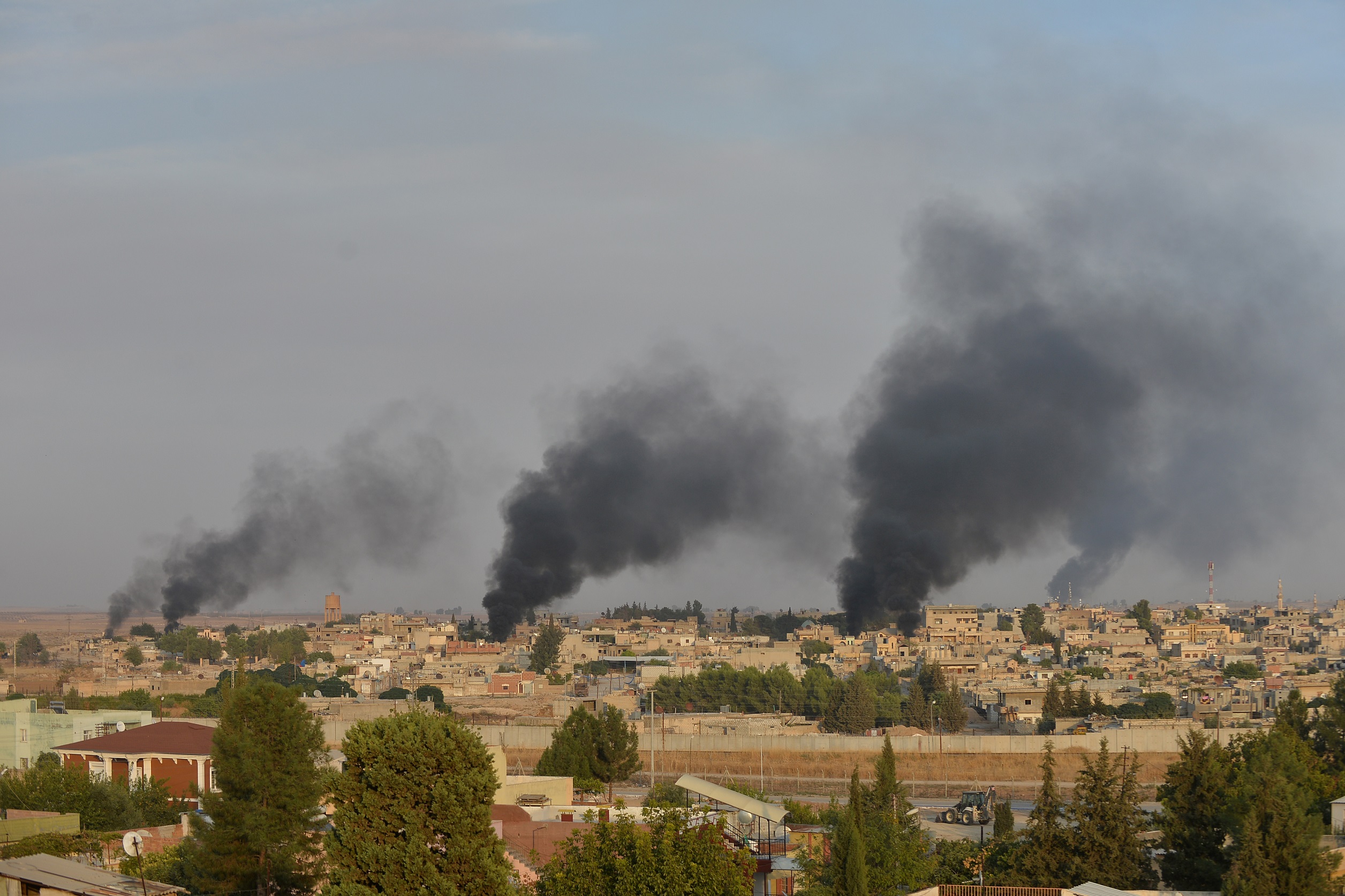 دخان متصاعد من منطقة رأس العين شمال سوريا بعد قصف تركي، 9 تشرين الأول/أكتوبر 2019. (رويترز)