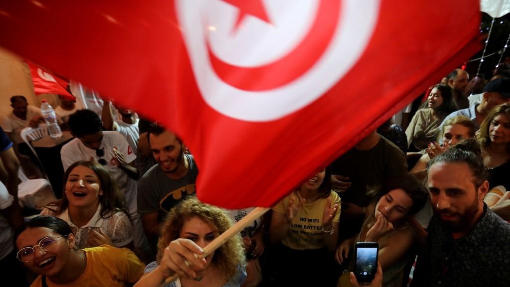 تونسيون يرفعون علم بلادهم، 15 أيلول/سبتمبر 2019. (رويترز)