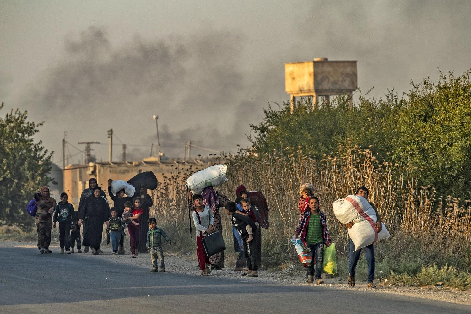 سوريون ينزحون من منطقة رأس العين في محافظة الحسكة التي شهدت قصفا تركيا، 9 تشرين الأول/أكتوبر 2019. (أ ف ب)
