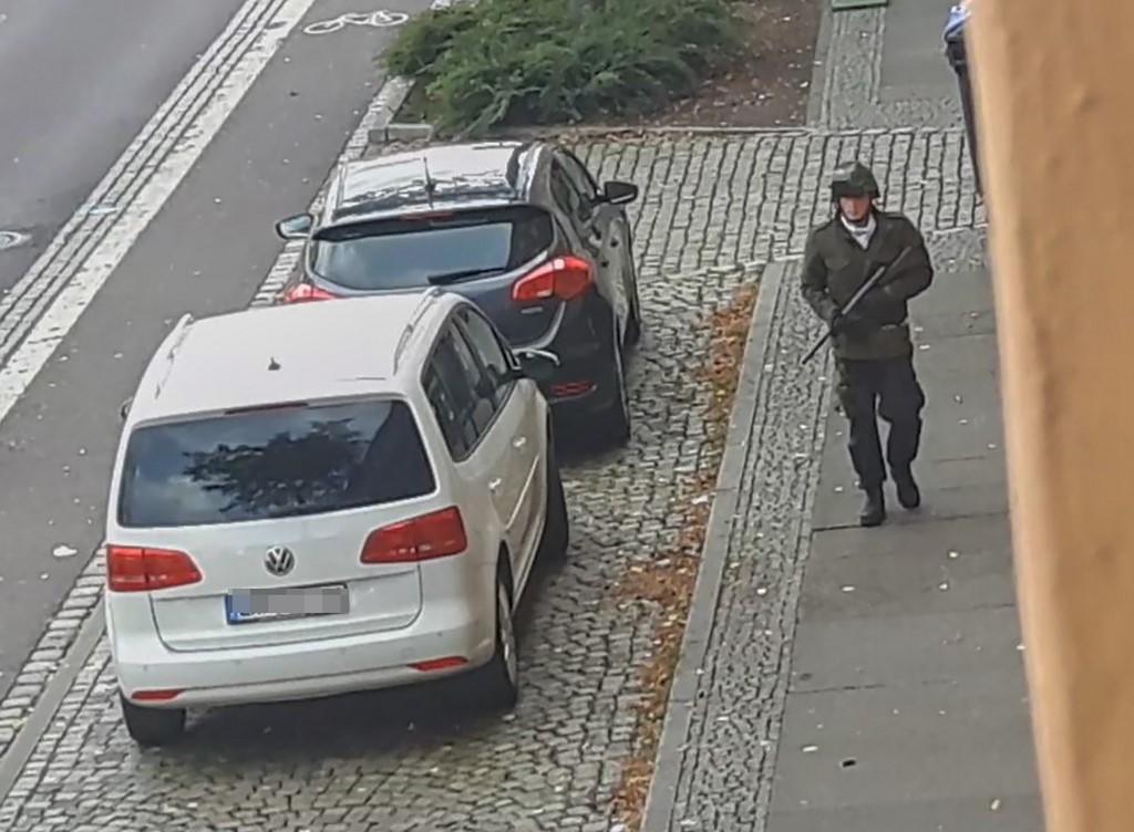 صورة من مقطع فيديو لرجل يمشي بمسدس في شوارع مدينة هالة شرق ألمانيا. 9 أكتوبر  2019. أ ف ب