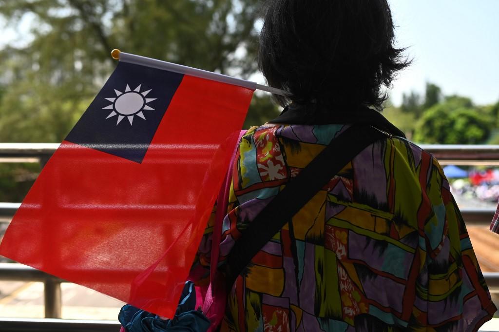 سيدة تحمل علم تايوان خلال حفل رفع العلم، 10 أكتوبر 2019. (فيليب فونغ/أ ف ب)