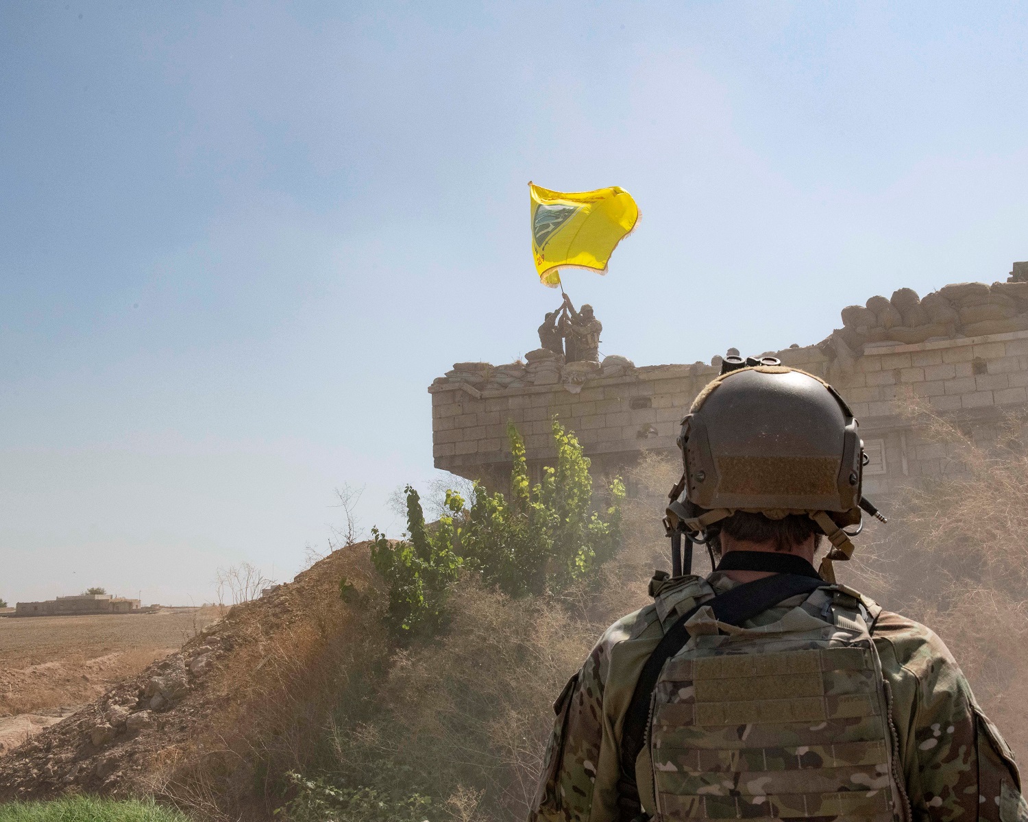 جندي أميركي يشرف على أفراد من قوات سوريا الديمقراطية أثناء قيامهم بهدم حصن.سوريا.21 سبتمبر 2019. (رويترز)