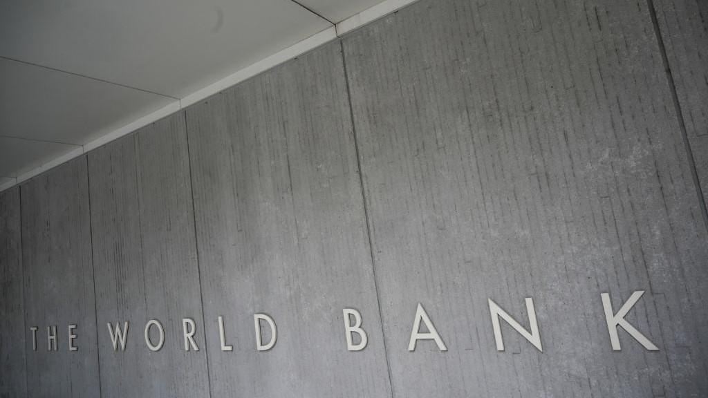 شعار البنك الدولي . (shutterstock)