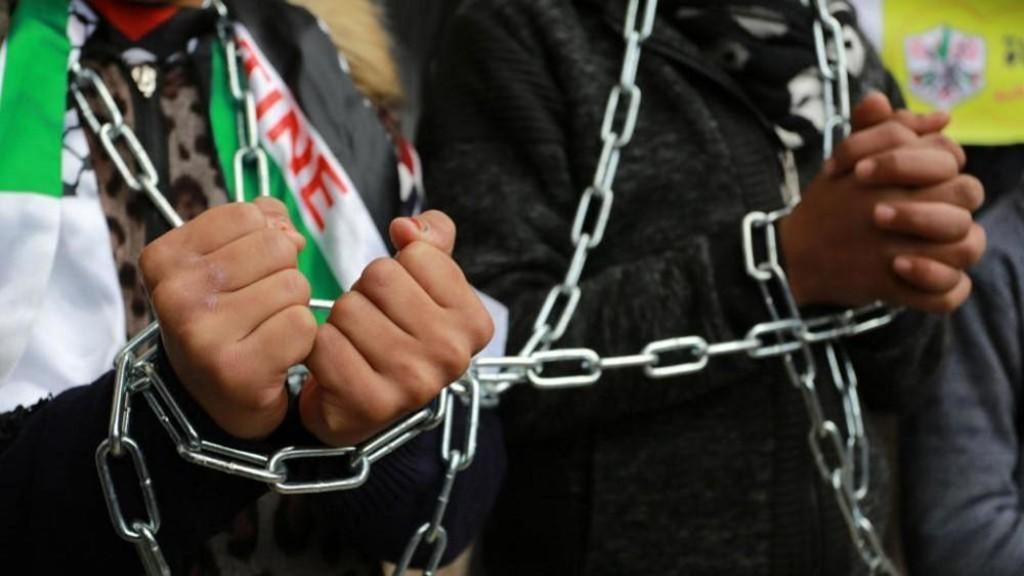 متظاهرون في قطاع غزة يطالبون بحقوق أسرى فلسطينيين في سجون إسرائيل. (shutterstock)