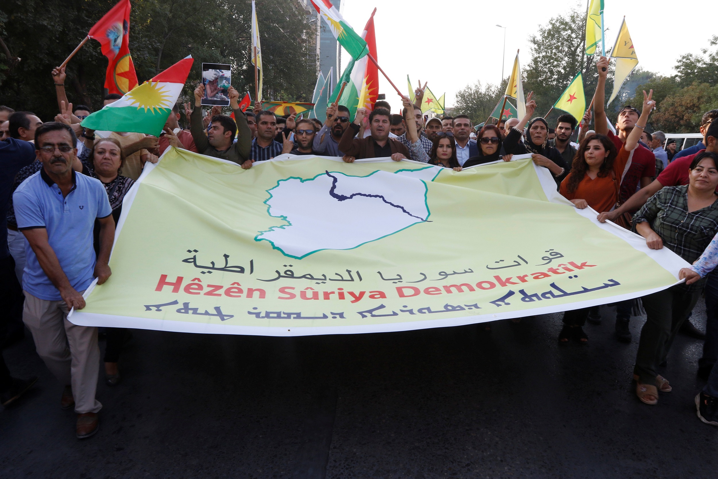 أكراد في السليماني في العراق يتظاهرون ضد العملية العسكرية التركية شمال شرق سوريا. (آكو رشيد/رويترز)