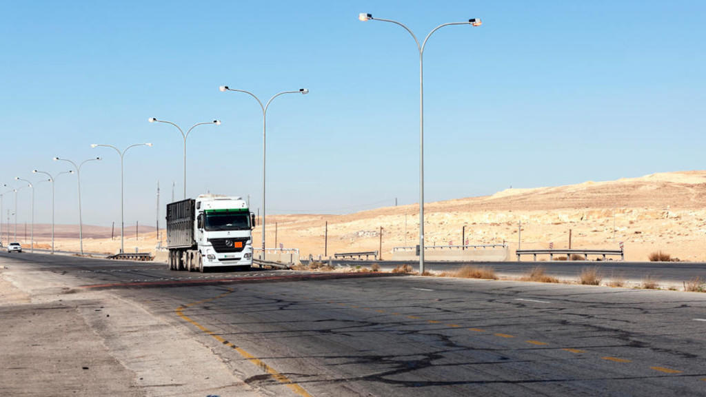 عبور البضائع بالترانزيت هو نقل البضائع ذات المنشأ الأجنبي وفق وضع العبور، وذلك بدخولها الحدود لتخرج من حدود غيرها. (shutterstock)