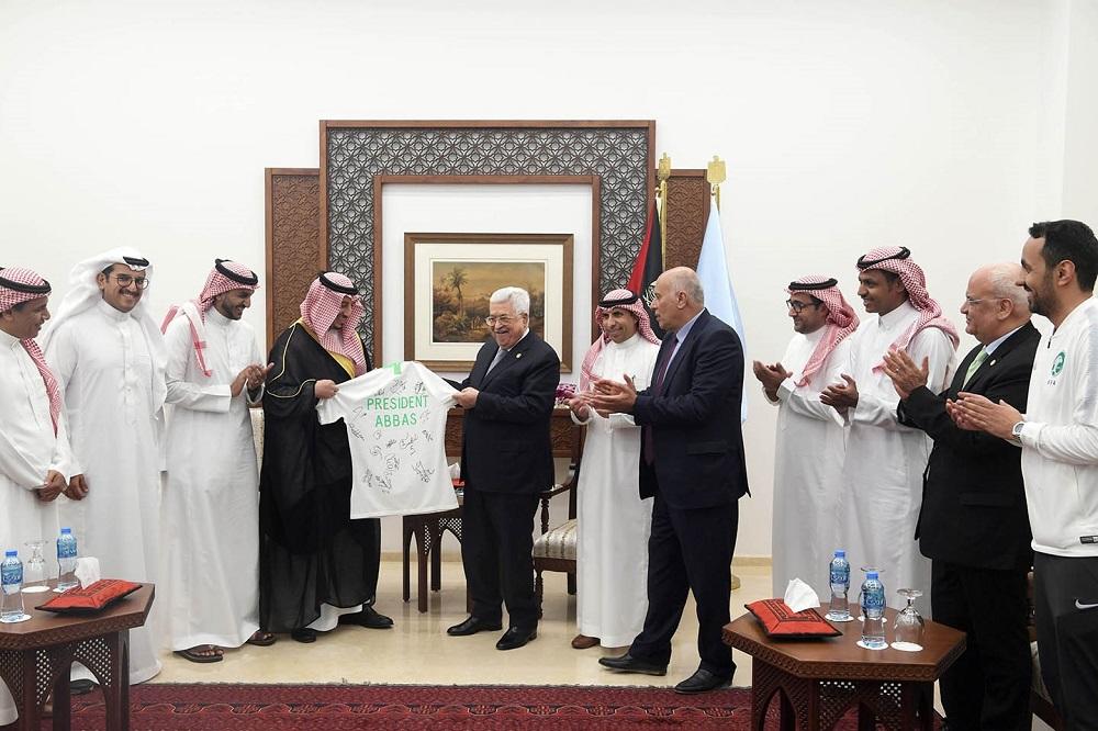 استقبال الرئيس الفلسطيني محمود عباس للوفد السعودي. (وكالة الأنباء والمعلومات الفلسطينية، وفا)