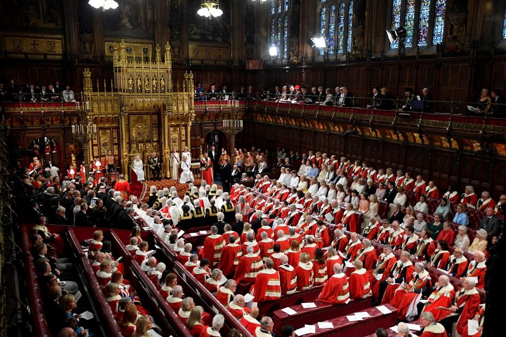 ملكة بريطانيا إليزابيث الثانية خلال كلمة أمام البرلمان في لندن. 14 أكتوبر 2019. توبي ميلفيل / أ ف ب