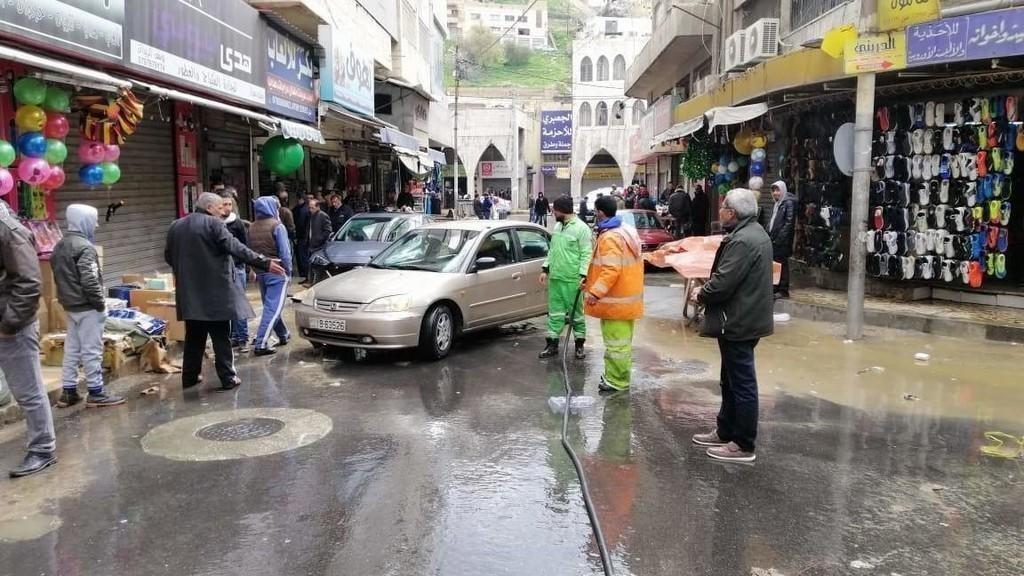 صورة محال تجارية متضررة بسبب أمطار وسيول في منطقة وسط البلد. (مجحم العجارمة / المملكة) 