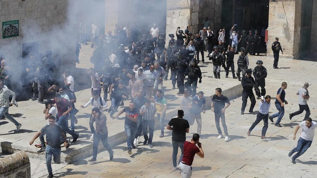 صورة أرشيفية لقوات الاحتلال الإسرائيلي تطلق الغاز المسيل للدموع داخل باحات المسجد الأقصى . 11 آب/أغسطس 2019. أحمد غرابلي. أ ف ب 